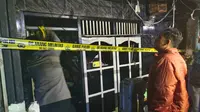 Anggota Polsek Sukmajaya mengecek lokasi kebakaran yang menewaskan pasangan suami istri di Jalan Dadap 2, Sukmajaya, Kota Depok. (Istimewa)