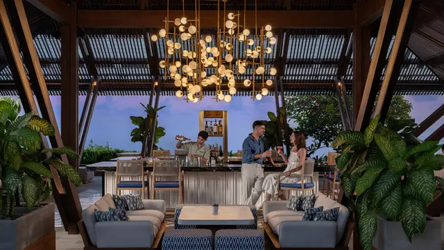 Habiskan waktu bersama pasangan di Pad Pool Bar