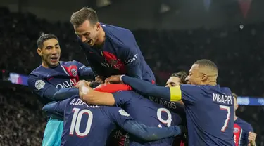 Penyerang Paris Saint-Germain (PSG) Ousmane Dembele berselebrasi dengan rekan setimnya setelah mencetak gol ke gawang AS Monaco pada pekan ke-13 Liga Prancis 2023/2024  di Parc de Princes, Sabtu (25/11/2023) WIB. (AP Photo/Michel Euler)