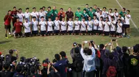 Pemain dan pelatih Timnas Indonesia U-20 berfoto bersama dengan Ketua Umum PSSI, Mochamad Iriawan (tengah kanan) dan Direktur Teknik PSSI, Indra Sjafri (tengah kiri) saat latihan persiapan Kualifikasi Piala Asia U-20 2023 yang berlangsung di Lapangan A Gelora Bung Karno, Jakarta, Selasa (30/08/2022). (Bola.com/Bagaskara Lazuardi)