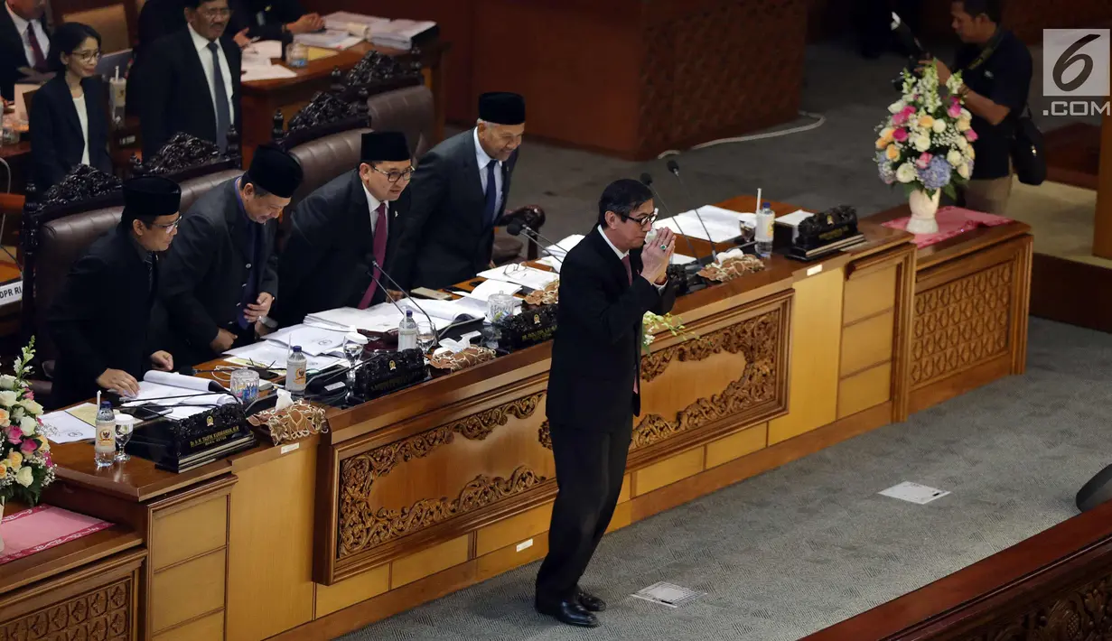 Menteri Hukum dan HAM Yasonna Laolly setelah menyerahkan pandangan akhir pemerintah soal RUU MD3 kepada Ketua DPR Bambang Soesatyo di gedung Parlemen, Senayan, Jakarta, Senin (12/2). (Liputan6.com/Johan Tallo)
