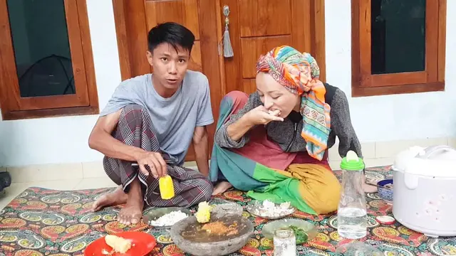 6 Potret Terbaru Pria Lombok dan Istri Bule Asal Prancis, Makin Mesra