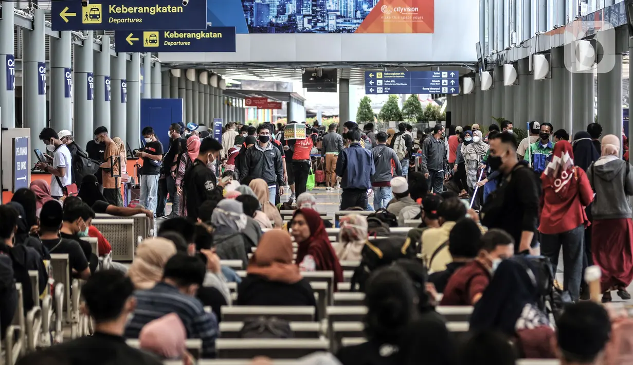 Calon penumpang saat menunggu keberangkatan kereta jarak jauh di Stasiun Pasar Senen, Jakarta, Senin (3/5/2021). Lonjakan penumpang diperkirakan berlangsung hingga 5 Mei mendatang. (merdeka.com/Iqbal S. Nugroho)