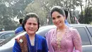 Annisa Yudhoyono tampil full etnik dengan kebaya kutubaru ungu dan kain Batik cokelat tua. Dipadu dengan selendang kain polos dan tas etnik [@annisayudhoyono]