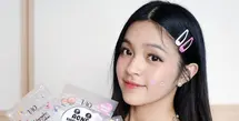Tampil manis dengan gaya rambut berhias jepit, Pesona Elsa Japasal semakin memikat.