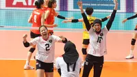 Selebrasi tim bola voli putri Indonesia, Ratri Wulandari (kiri) dan Agustin Wulandari setelah mencetak angka pada laga semifinal cabor bola voli putri SEA Games 2023 menghadapi Vietnam di Olympic Complex Indoor Stadium, Phnom Penh, Kamboja, Sabtu(13/5/2023). Tim bola voli putri Indonesia kalah 2-3 (25-21, 15-25, 25-16, 22-25 dan 12-15). (Bola.com/Abdul Aziz)