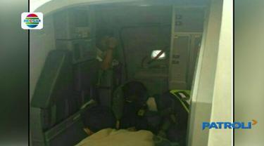 Seorang wanita yang hamil tua terpaksa melakukan persalinan di dalam pesawat komersil yang ditumpanginya dengan tujuan Jakarta-Denpasar. 
