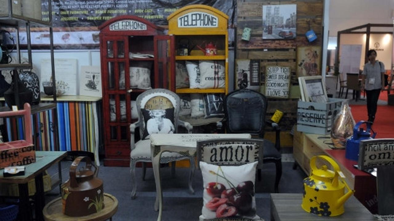 Melihat produk-produk dalam negeri di Trade Expo Indonesia 2015