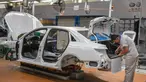 Pekerja merakit mobil di pabrik milik First Automotive Works (FAW) Group Co., Ltd. di Changchun, ibu kota Provinsi Jilin pada 1 September 2020. FAW, produsen otomotif terkemuka di China, menjual 2.656.744 unit kendaraan pada tiga kuartal pertama tahun ini, naik 8 persen secara tahunan (year on year)