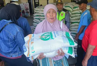 Proses distribusi bansos beras sebanyak 20 kg terus dilakukan kepada seluruh Keluarga Penerima Bantuan Pangan Non Tunai (BPNT) di berbagai wilayah Indonesia. (merdeka.com/Arie Basuki)
