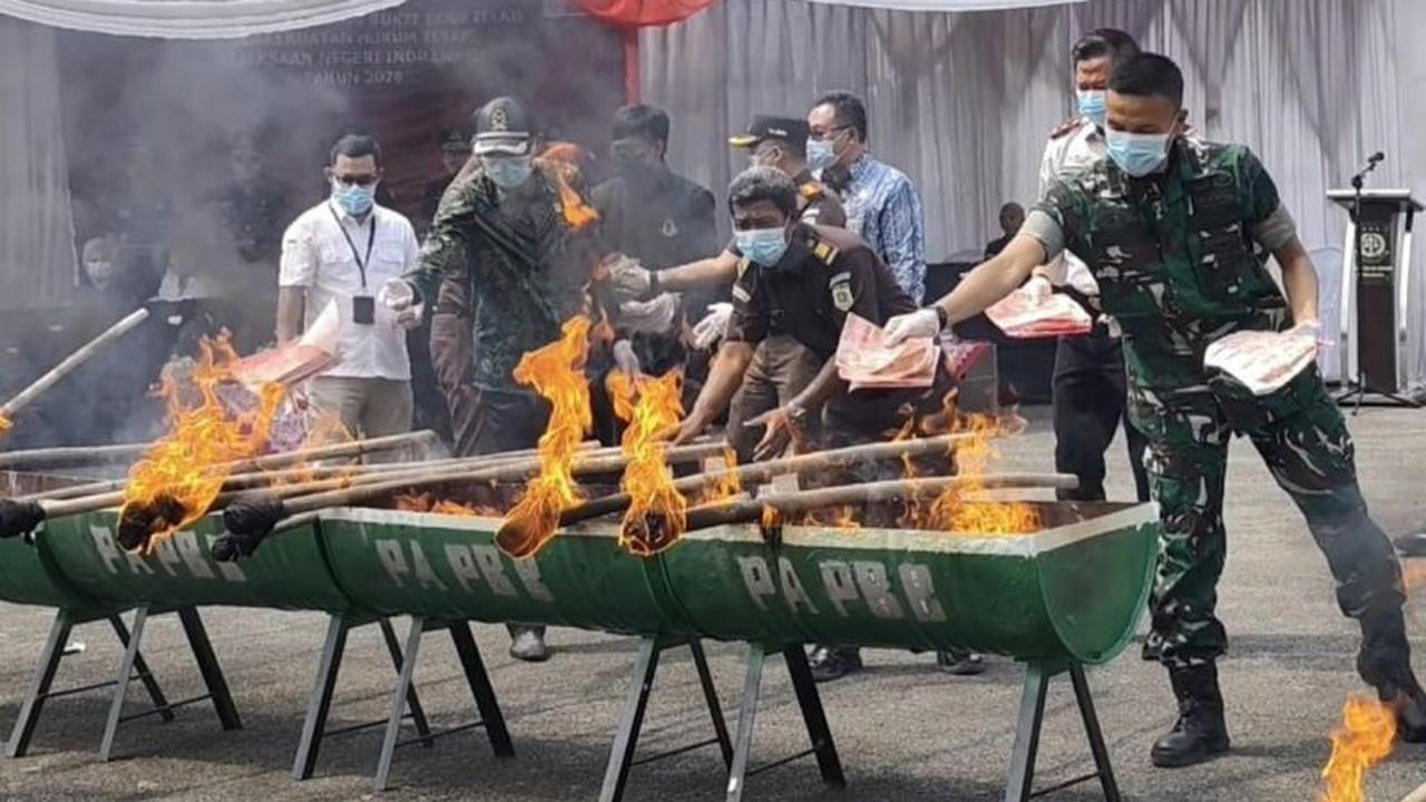 Kejari Indramayu Musnahkan Ribuan Uang Palsu dan Barang Bukti Lainnya, Tegaskan Akuntabilitas Penegakan Hukum