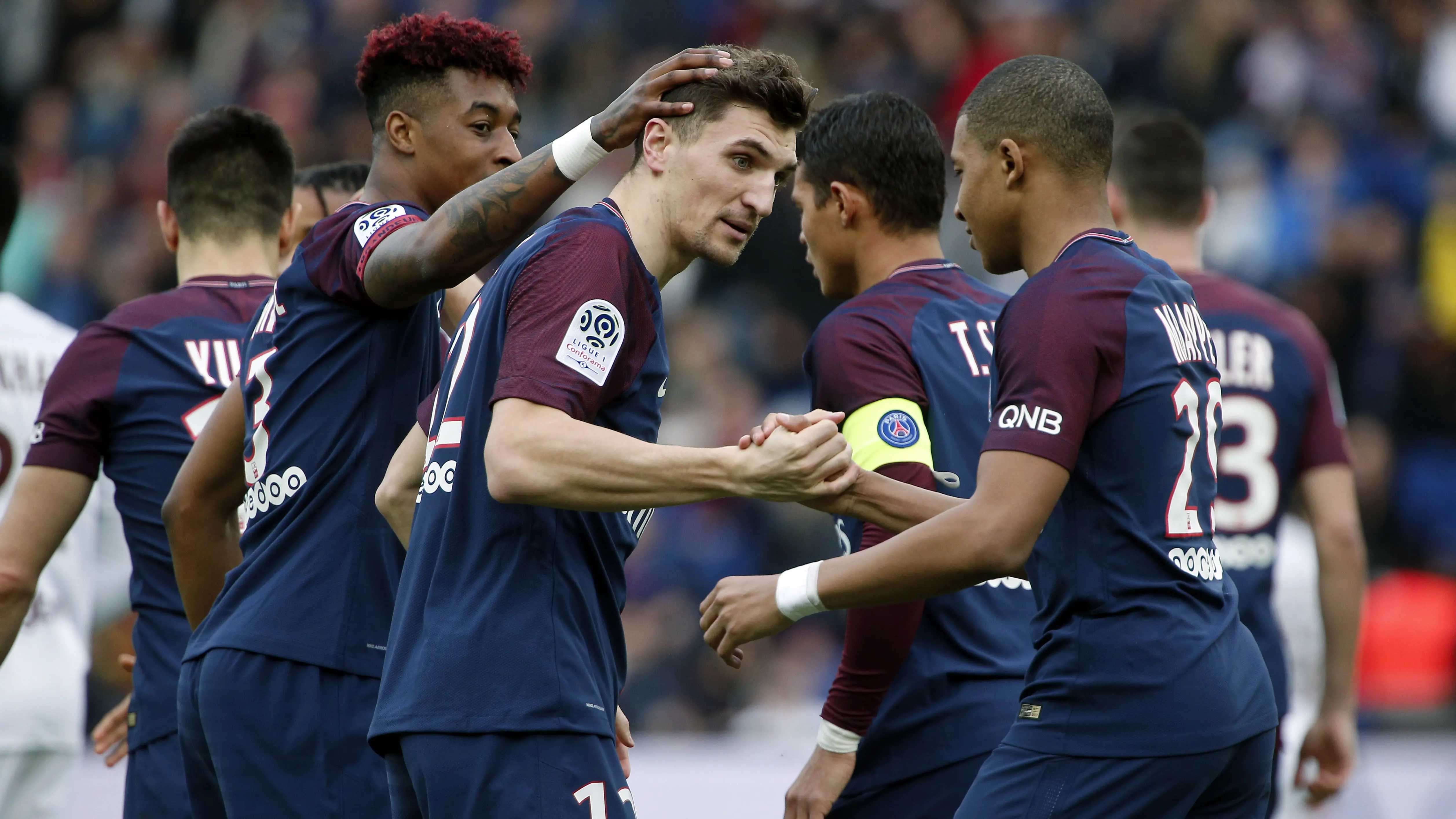 Para pemain PSG merayakan gol Thomas Meunier (tengah) saat melawan FC Metz pada lanjutan Ligue 1 Prancis di Parc des Princes Stadium, Paris (10/3/2018) (AP/Thibault Camus)