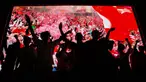 Pendukung Turki merayakan kemenangan setelah menyaksikan pertandingan babak 16 besar melawan Austria di Euro 2024 yang dimainkan di Leipzig, Jerman, Selasa, 2 Juli 2024 atau Rabu 7 Juli 2024 dini hari WIB, di distrik Beyoglu, Istanbul. (AP Photo/Khalil Hamra)