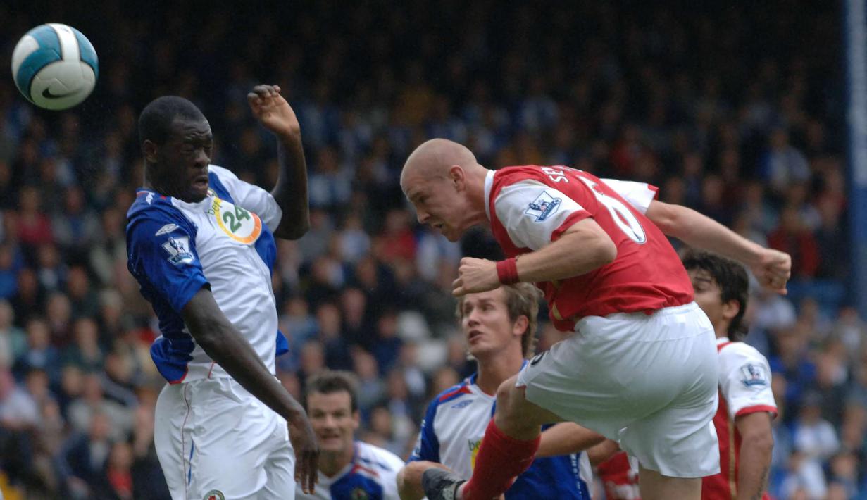Philippe Senderos. Bek tengah Swiss yang kini berusia 37 tahun dan telah pensiun pada Januari 2020 bersama FC Chiasso ini terlebih dahulu membela Arsenal selama 7 musim mulai 2003/2004 hingga 2009/2010. Pada dua musim terakhir ia dipinjamkan ke AC Milan dan Everton. Bersama Arsenal ia total tampil dalam 117 laga di semua ajang dengan torehan 4 gol. Sementara Fulham dibelanya selama 3,5 musim mulai 2010/2011 hingga tengah musim 2013/2014 dan total tampil dalam 68 laga di semua ajang dengan torehan 2 gol dan 3 assist. Saat ini ia menjabat sebagai Direktur Olahraga di Servette FC. (AFP/Paul Barker)
