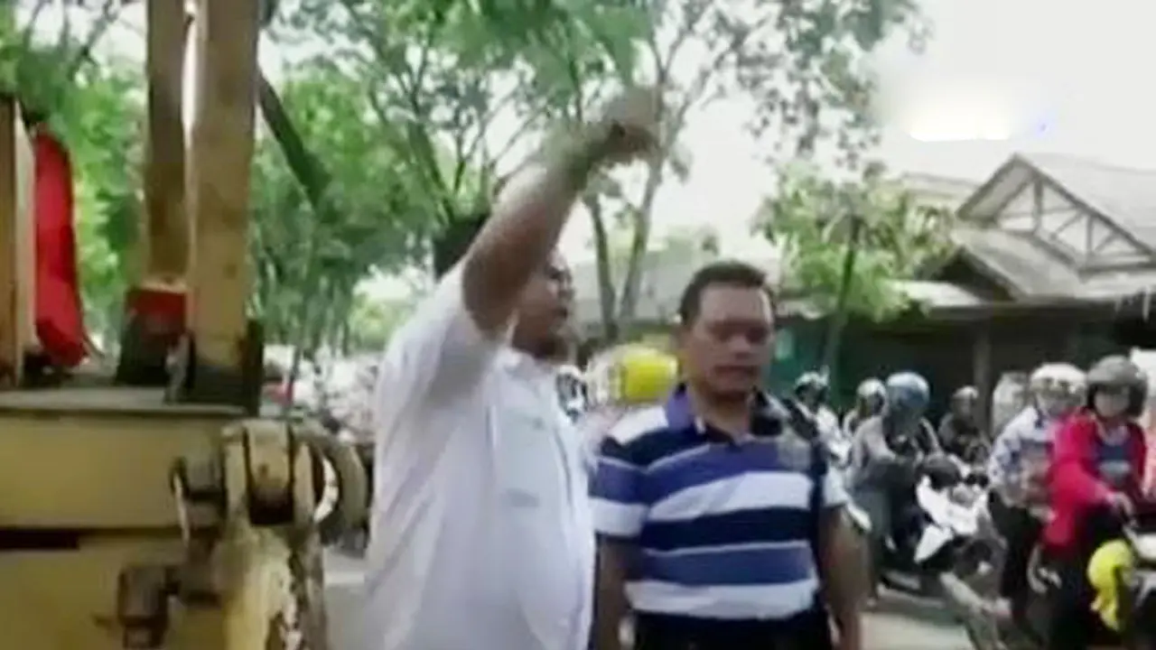 Protes Pelapisan Jalan 