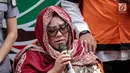 Komedian Tri Retno Prayudati alias Nunung menyampaikan penyesalan saat rilis kasus narkoba di Polda Metro Jaya, Jakarta, Senin (22/7/2019). Nunung ditangkap bersama suaminya, July Jan Sambiran, usai bertransaksi narkoba dengan tersangka TB di kediaman mereka. (Liputan6.com/Faizal Fanani)