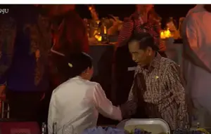 Ikut Nyanyi Lagu Sayang, Presiden Jokowi dan Puan Maharani Salamn Usai Gala Dinner World Water Forum 2024.&nbsp; foto: Youtube&nbsp;Sekretariat Presiden
