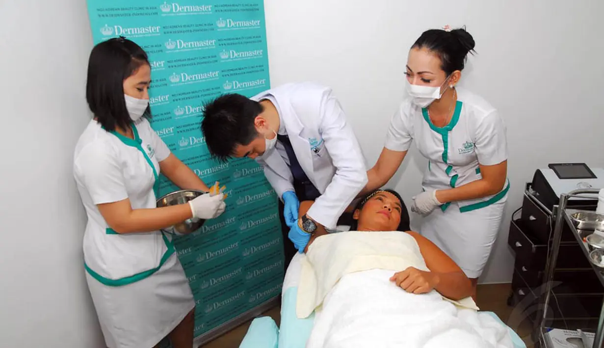Tanam benang merupakan akupuntur dengan cara memasukkan sepotong benang khusus dalam jaringan dibagian bawah kulit pada titik akupuntur (Liputan6.com/Miftahul Hayat)