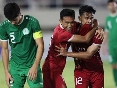 Pemain Timnas Indonesia U-23, Pratama Arhan (dua kanan) melakukan selebrasi setelah mencetak gol kedua ke gawang Timnas Turkmenistan U-23 dalam pertandingan grup K Kualifikasi Piala Asia U-23 2024 yang berlangsung di Stadion Manahan, Solo, Selasa (12/9/2023). Arhan mencetak gol pada menit 90+2 setelah memanfaatkan umpan manis dari Muhammad Rayhan Hannan. (Bola.com/Arief Bagus)