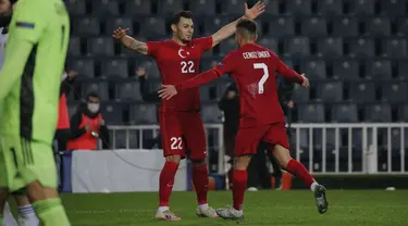 Gelandang Turki, Cengiz Under (kanan) berselebrasi dengan rekannya  Kaan Kayhan usai mencetak gol ke gawang Rusia pada pertandingan UEFA Nations League di Stadion Sukru Saracoglu, Istanbul, Minggu (15/11/2020). Turki menang tipis atas Rusia 3-2. (AP Photo)