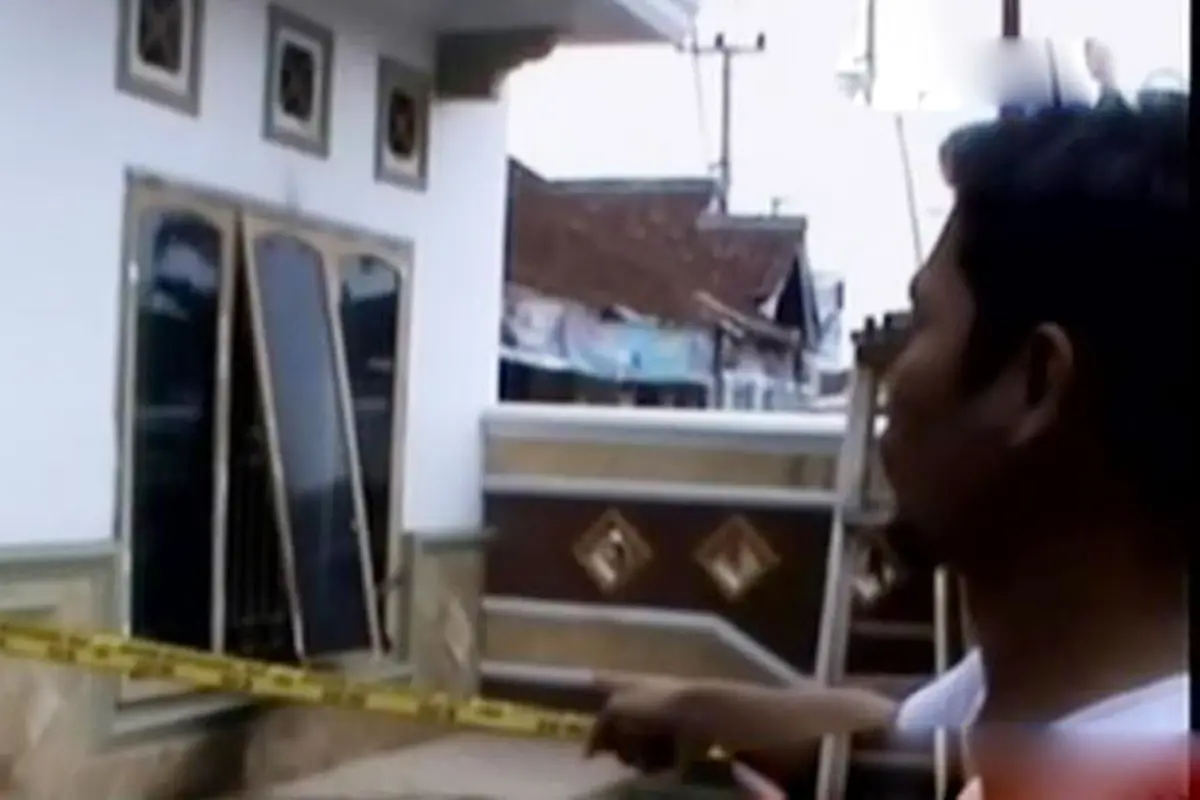 VIDEO: Rumah Kontestan Pilkada Lampung Dilempari Bom Molotov