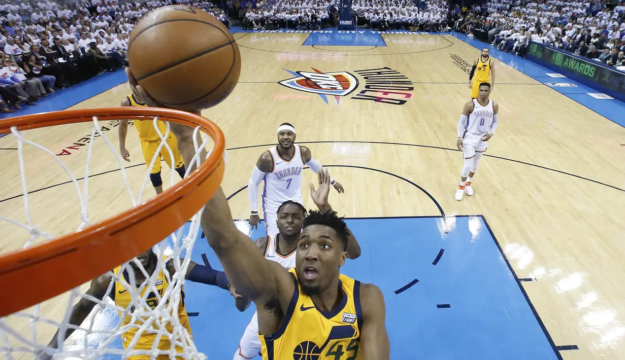 Pebasket Utah Jazz, Donovan Mitchell, memasukkan bola saat pertandingan melawan Oklahoma City Thunder pada gim kedua play-off NBA Wilayah Barat, Rabu (18/4/2018). Jazz menang 102-95 atas Thunder. (AP/Sue Ogrocki)