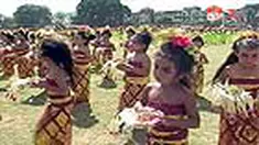 Tari pendet yang dimainkan 1.650 wanita dari berbagai kelompok usia meraih penghargaan Museum Rekor Indonesia (MURI) sebagai tarian massal dengan penari terbanyak. 