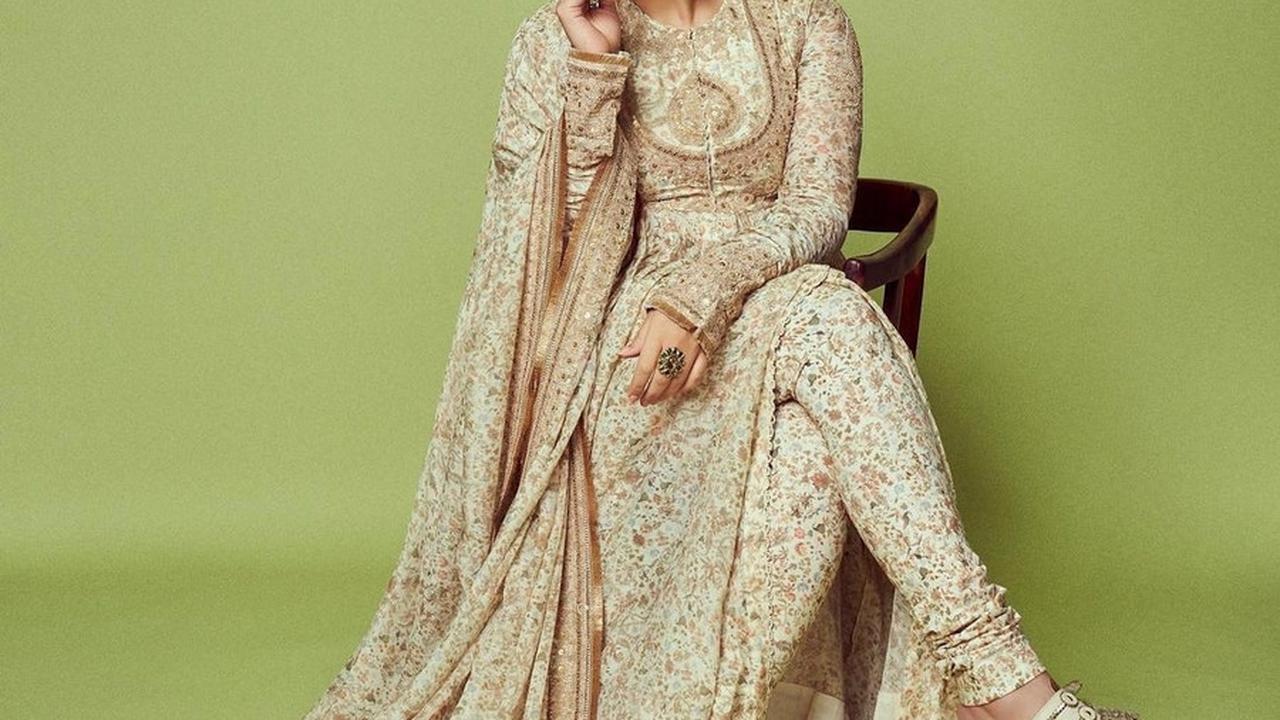 Aktris Huma Qureshi merayakan Lebaran bersama keluarga tercinta.
