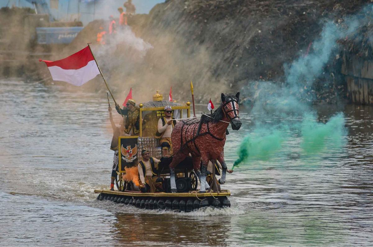 Foto: Seru! Festival Perahu Daur Ulang Hiasi Ciliwung, 43 Perahu Melaju dari Sampah Plastik