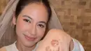<p>Pevita berpose memperihatkan cincin yang sudah tersemat di jari manisnya. Dalam keteragannya, dia megungkap rasa sayang kepada sahabatnya. "Love my bwuestis to the moon and back ♡" tuturnya. (Foto: Instagram/ pevpearce)</p>