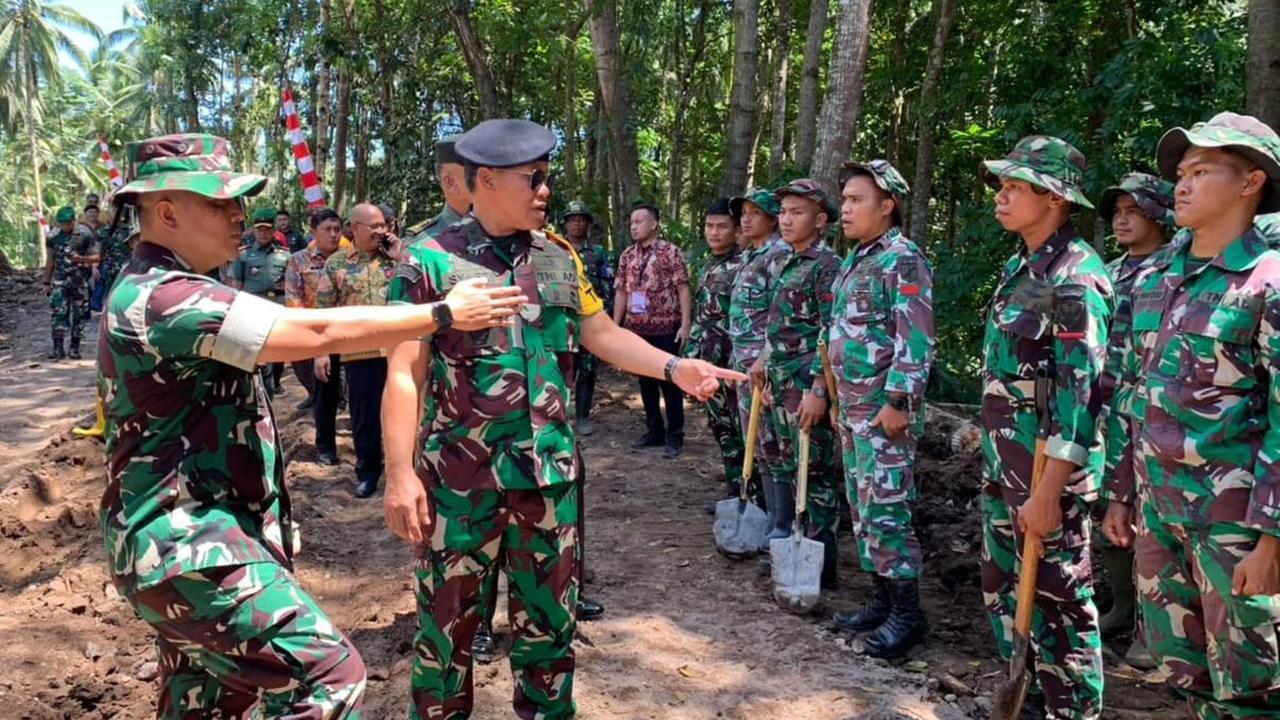 Dandim 1309/Manado Letkol Inf Himawan Teddy Laksono yang selaku Dansatgas TMMD mendampingi Ketua Tim Wasev Mayjen TNI Mochamad Syafei Kasno saat meninjau Kampung Lahendong, Kamis 20/7/2023).