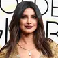 Senyum bintang Bollywood Priyanka Chopra di karpet merah ajang Golden Globe 2017 di California, Minggu (8/1). Aktris berusia 34 tahun itu dipercaya untuk menjadi salah satu presenter Golden Globe 2017. (Frazer Harrison/GETTY IMAGES NORTH AMERICA/AFP)