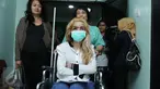 Aktris peran Sheila Marcia menggunakan kursi roda saat akan meninggalkan Rumah Sakit Medistra, Jakarta, Selasa (9/5). Sebelumnya Sheila harus menjalani perawatan setelah terlibat kecelakaan mobil di kawasan Gatot Soebroto. (Liputan6.com/Herman Zakharia)