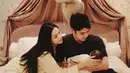 Alih-alih menggelar pesta besar, pasangan ini memilih perayaan yang terasa personal. Dekorasi kamar dipenuhi sentuhan warna blush pink dan krem yang lembut.  [@alyssadaguise].
