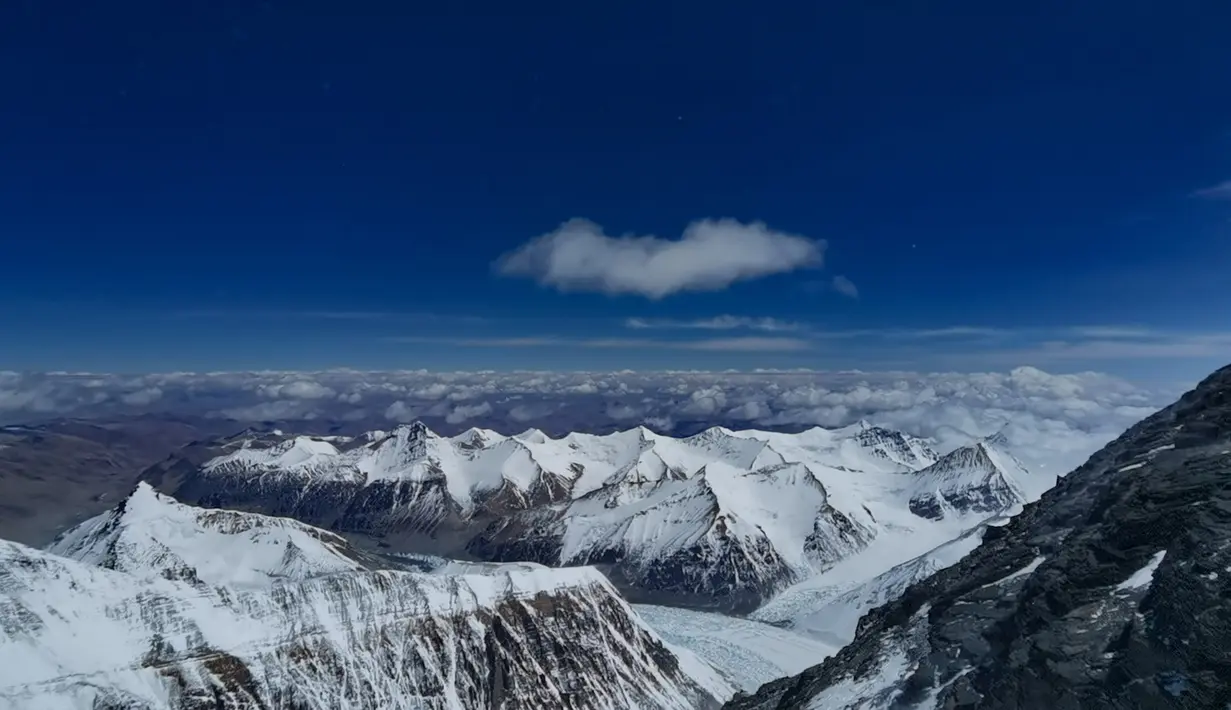 Foto yang diabadikan menggunakan ponsel ini menunjukkan pemandangan di Gunung Qomolangma pada ketinggian 7.028 meter pada 12 Mei 2020. (Xinhua/Penpa)