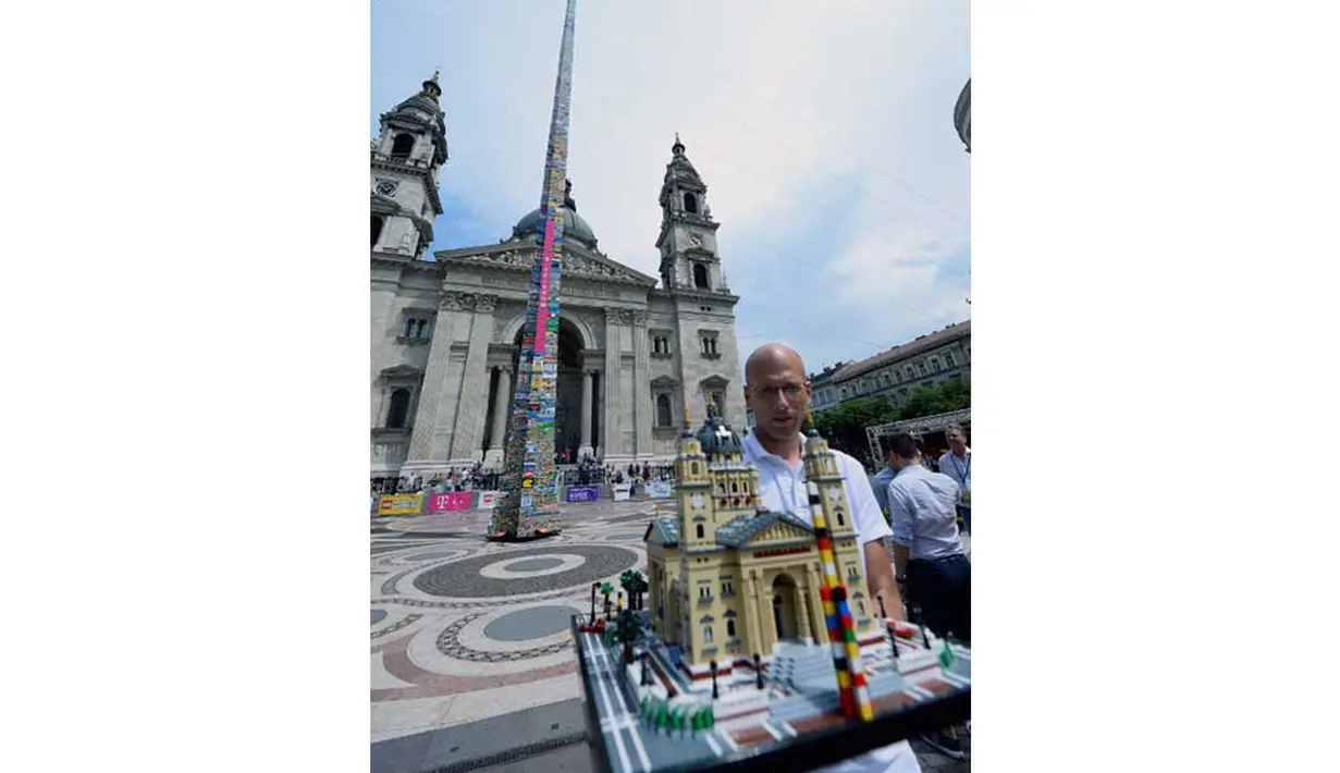 Menara ini dibangun oleh lebih dari lima ribu anak sekolah relawan selama lima hari dan terdiri dari sekitar 500.000 batu bata plastik, Minggu (25/05/2014) (AFP PHOTO/ATTILA KISBENEDEK).