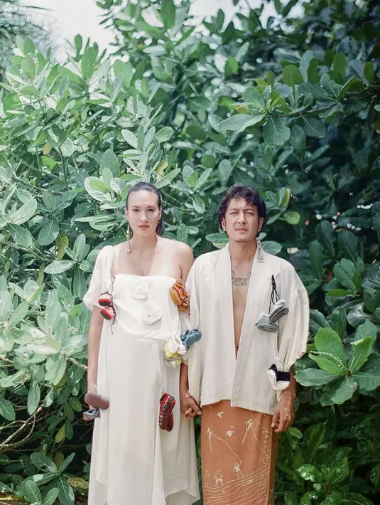 Dimas Anggara tampil dengan kasin yang dijadikan sarung. Nuansa oranye dan outer senada, memberikan kesan sederhana yang unik. [Foto: Instagram/ Dimas Anggara]