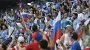 Suporter Uruguay merayakan gol saat timnya melawan Rusia pada laga grup A Piala Dunia 2018 di Samara Arena, Samara, Rusia, (25/6/2018). Uruguay menang 3-0. (AP/Gregorio Borgia)