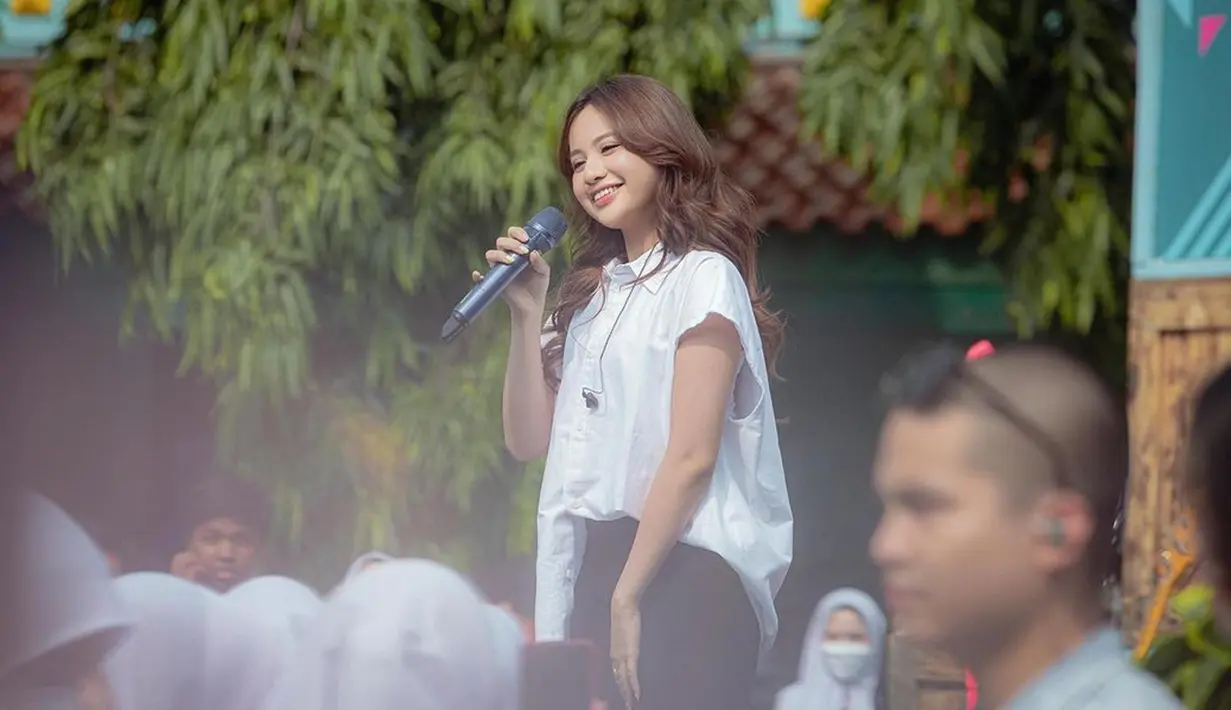 Meski jarang tampil di layar kaca, Anggi Marito cukup aktif membagikan kegiatannya di media sosial. Selain suara, paras Anggi yang imut juga membuatnya punya banyak penggemar setia. Penampilannya yang selalu fashionable selalu cocok dalam berbagai gaya, seperti sporty, kasual, ataupun anggun. (Liputan6.com/IG/@anggimarito)