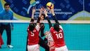 <p>Pemain Red Sparks, Megawati Hangestri (tengah) melepaskan spike yang berusaha diblok dua pemain tim putri Indonesia All Star, Mediol Stiovanny Yoku (kir) dan Agustin Wulandhari pada laga ekshibisi bola voli fun volleyball di Indonesia Arena, Senayan, Jakarta, Sabtu (20/4/2024). Red Sparks menang 3-2 (25-17, 25-15, 19-25, 18-25 dan 15-12). (Bola.com/Bagaskara Lazuardi)</p>