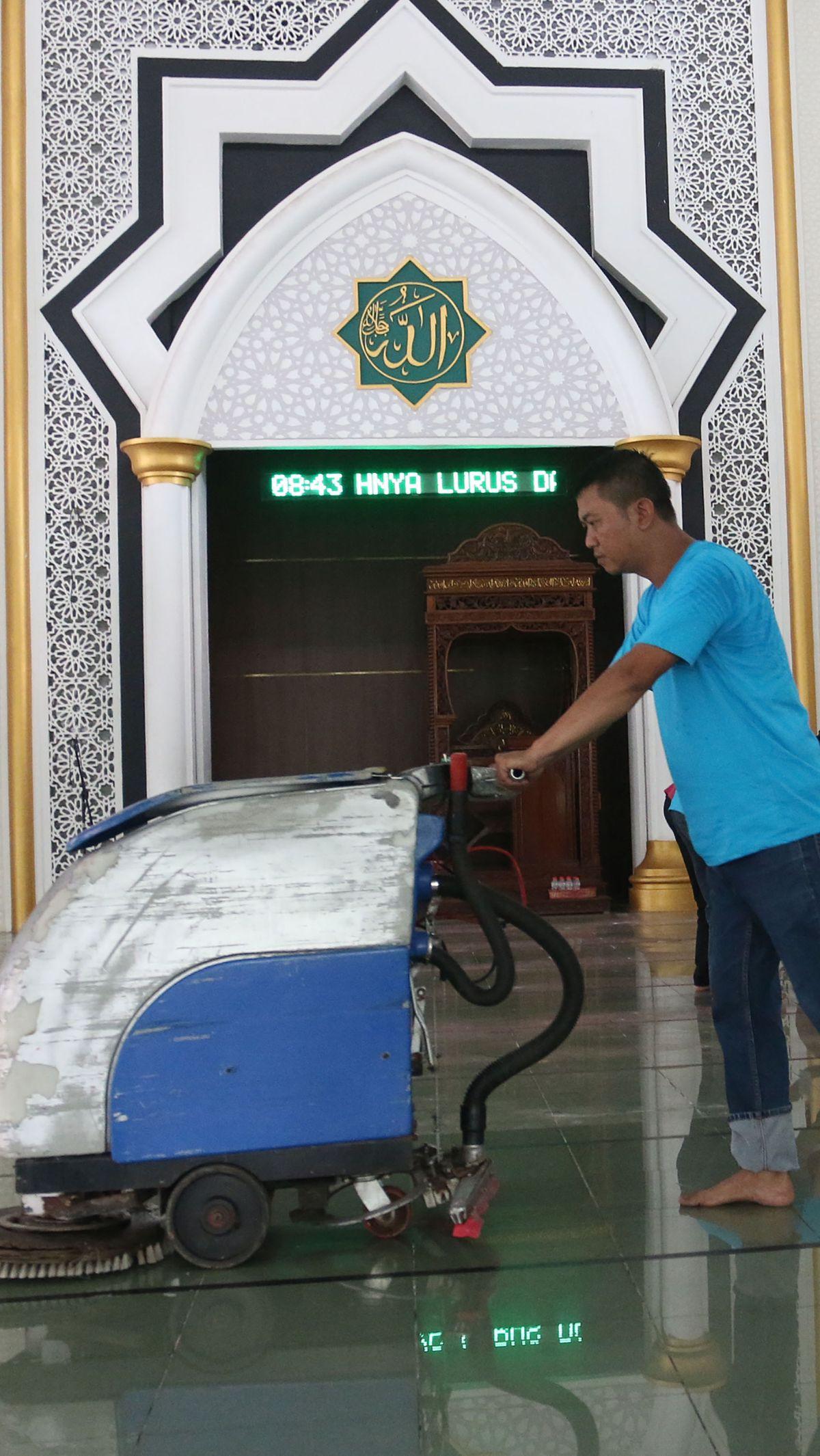 Kegiatan ini dilakukan dalam rangka menyambut datangnya bulan suci Ramadan 1445 H yang jatuh pada pekan depan. Merdeka.com/Arie Basuki