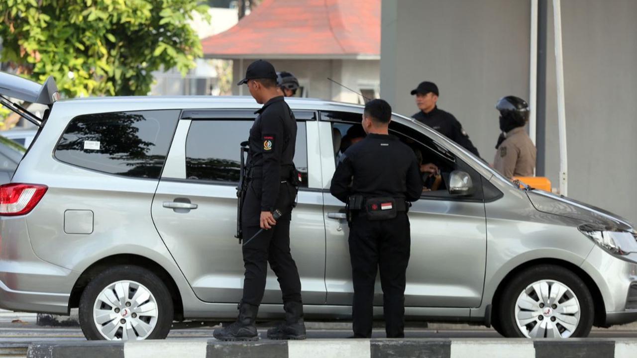 Penjagaan ketat ini dilakukan karena Sidang Tahunan MPR dihadiri hampir seluruh pejabat negara, mulai dari Presiden RI, Wakil Presiden RI, pimpinan MPR/DPR/DPD, hingga pimpinan kementerian dan lembaga negara.