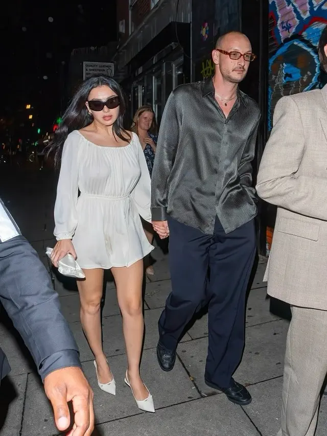 Gaya Santai Nan Stylish Charli XCX dan George Daniel di After Party Pernikahan Mereka