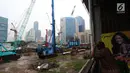 Seorang pria melihat proyek pembangunan Pasar Benhil di Jakarta, Kamis (29/11). Pasar Bendungan Hilir nantinya akan terintegrasi dengan transportasi massal MRT dan ditargetkan rampung pada tahun 2019. (Merdeka.com/Imam Buhori)