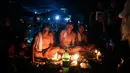 Umat Hindu Nepal melakukan ritual selama festival Kuse Aunsi di kuil Hindu Gokarneshwar di Kathmandu, Nepal (21/8). Perayaan ini terjadi pada akhir Agustus atau awal September, tergantung pada kalender lunar. (Niranjan Shrestha/AP)