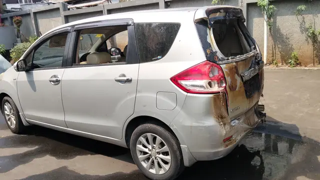 Mobil Terparkir di Tebet Terbakar