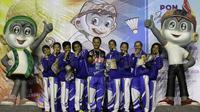 Tim putri Jawa Barat meraih medali emas setelah mengalahkan DKI Jakarta, 3-2, dalam final beregu putri bulutangkis PON XIX Jawa Barat di GOR Bima, Cirebon, Jumat (23/9/2016). (Bola.com/Arief Bagus)