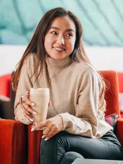 ilustrasi perempuan tersenyum/Photo by Nursultan Bakyt on Unsplash