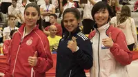 Karateka Indonesia, Ceyco Georgia Zefanya langsung meraih emas meski baru pertama kali turun di Kejuaraan Dunia Karate Junior di ICE BSD, Tangerang, Jumat (13/11/2015). (Bola.com/Vitalis Yogi Trisna) 