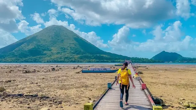 Gunung Api Banda di Maluku Tengah merupakan taman wisata alam